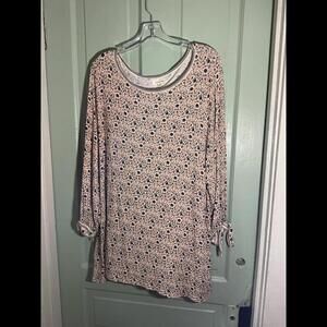 Max Studio Ditsy Floral Flowy Top with tie Cuffs Size 2X